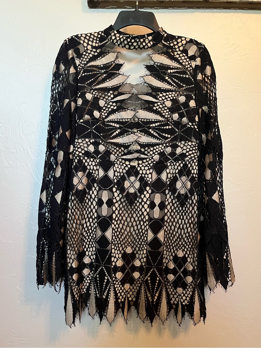 Free People Deco Lace Mini Dress in Black Sz 6 Rare Like New Witchy Bell Sleeve - Picture 4 of 16